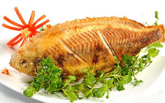 Cá: Một thứ không thể thiếu trong mâm cơm cúng ông Táo là cá chép (sống hoặc chín) vì cá chép được coi là phương tiện để ông Táo về trời. Có rất nhiều cách chế biến cá cho mâm cỗ cúng ông Táo như chiên giòn, hấp xì dầu, hấp bia…