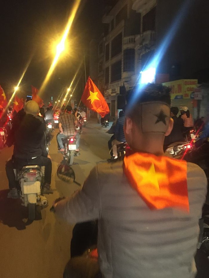 Để cổ vũ tinh thần cho các cầu thủ, ngoài việc diễu hành, cầm cờ tổ quốc đi mừng chiến thắng, nhiều cổ động viên còn tạo hình những kiểu tóc cực độc đáo như nhuộm tóc cờ đỏ sao vàng hay tự hào tạo hai chữ Việt Nam.