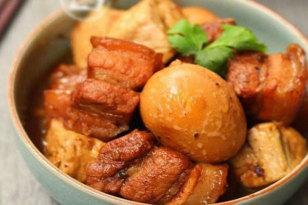 Khi ăn món này kèm với cơm trắng khiến lượng calo thu nạp vào cơ thể là rất lớn, gây tăng cân.