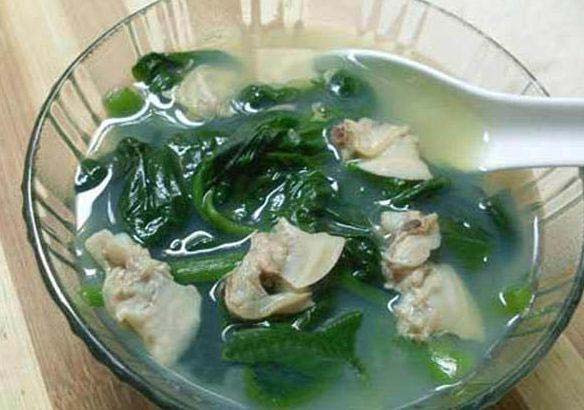 Phần nước luộc bạn gạn lấy nước trong, bỏ cặn. Trút phần nước luộc ngao đã gạn vào nồi cùng chỗ thịt ngao, thêm ½ thìa cà phê mắm tôm rồi bật bếp, đun sôi khoảng 2 phút. Cho rau mùng tơi vào đun sôi lại thì nêm nếm gia vị cho vừa ăn rồi tắt bếp, múc canh ra bát và ăn nóng. Món này có tác dụng tăng cường sức đề kháng chống lại nhiều bệnh tật, cải thiện sinh lý nam giới. Ảnh: GiaDinh.TV