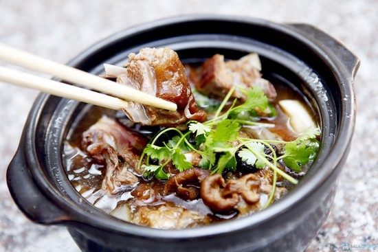 Thịt dê hầm tỏi: Thịt dê thái miếng, ướp gia vị. Cho tỏi và thịt dê vào nồi, hầm nhừ, cho gia vị vừa ăn. Dùng liên tục từ 7 đến 10 ngày. Ảnh: Muongkhuongquan.