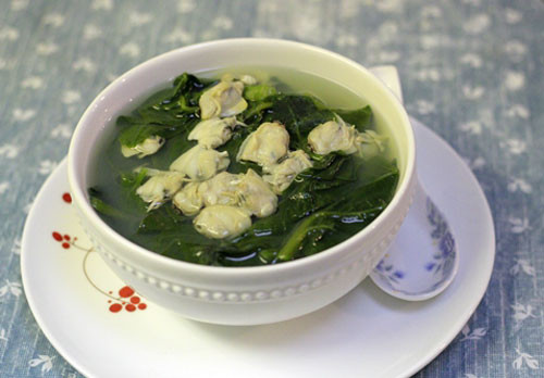 Canh ngao nấu mồng tơi: Rau mùng tơi nhặt, rửa sạch, ngao rửa sạch, cho vào nồi nước luộc khoảng 2 phút, khi ngao há miệng thì vớt ra đĩa, để cho nguội bớt. Khi ngao đã nguội, bạn tách lấy phần thịt ngao cho vào bát riêng. Ảnh: Yêu nội trợ.