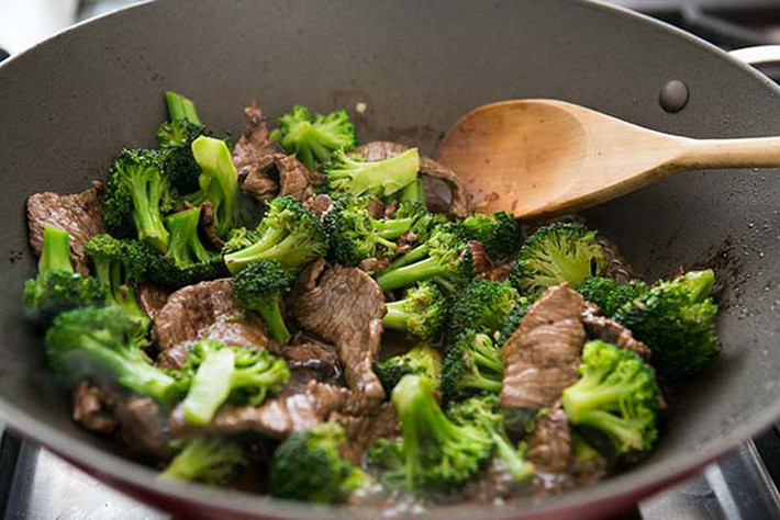 Tiến hành xào bông cải, cho chút nước vào để bông cải mềm. Khi bông cải chín, cho thịt bò vào, đảo nhanh nêm nếm gia vị cho vừa ăn rồi tắt bếp. Bông cải là loại thực phẩm giàu acid folic hết sức cần thiết trong việc tăng cường sinh lý cho nam giới, giúp họ sung mãn dịp đầu xuân. Ảnh: Internet.