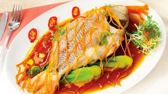 Ở nước ta và nhiều nước trên thế giới, cá là món ăn may mắn trong ngày đầu năm với quan niệm cá ăn trong ngày Tết phải còn nguyên đầu đến đuôi để bảo đảm một năm mới “đầu xuôi đuôi lọt”.
