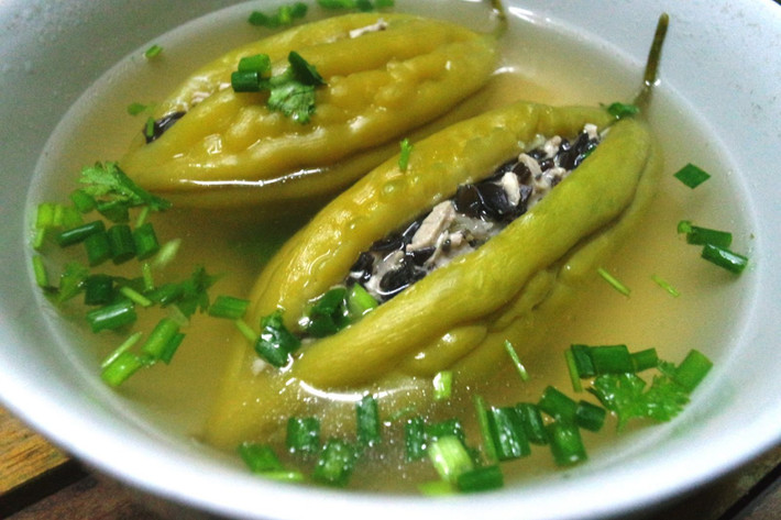 Canh khổ qua, theo cách chơi chữ của người Việt, có nghĩa là mọi nỗi khổ sẽ qua đi để đón một năm mới hạnh phúc an lành.