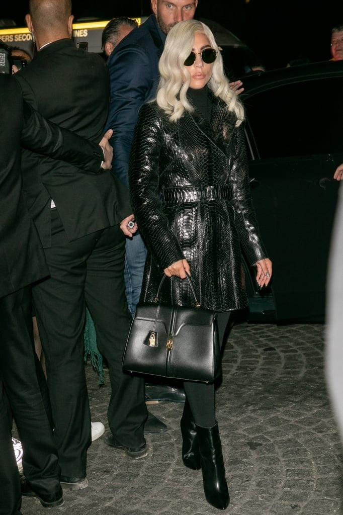 Lady Gaga xuất hiện trong một bộ đồ da đen bóng kín đáo của Azzedine Alaïa và túi xách Céline nhưng vẫn thể hiện được cá tính nổi loạn của cô.