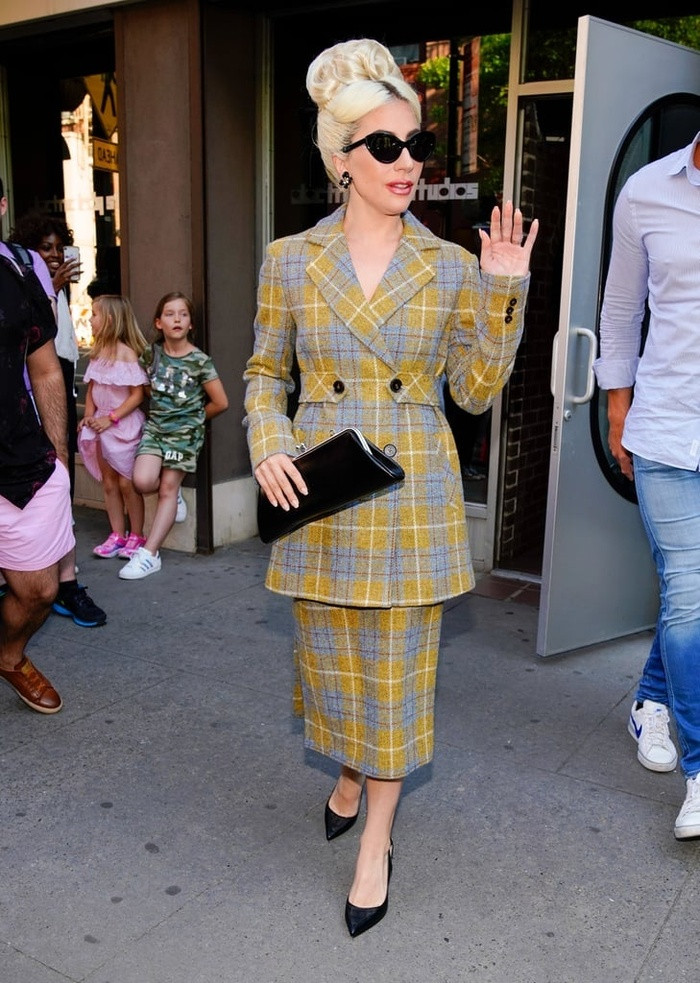 Lady Gaga diện đồ kín đáo không còn hở hang như trước mỗi khi ra phố. Áo khoác và chân váy bút chì kẻ caro màu trầm của Calvin Luo và giày cao gót màu đen giúp ngôi sao âm nhạc toát lên vẻ thanh lịch và thời thượng.