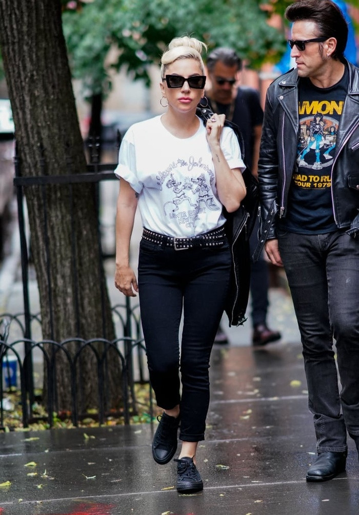 Giọng ca “Born This Way” phối áo phông Saint Laurent cùng quần jean Paige ra phố. Cô không quên thêm đôi giày Converse và kính râm Karen Walker để tạo điểm nhấn cho set đồ.