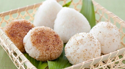 Cơm nắm: Ngoài xôi, thì cơm nắm cũng là món ăn đơn giản, nhanh gọn mà chị em có thể mang theo khi đi du xuân. Vì là ăn trong ngày, thời tiết cũng không quá nóng nên không sợ cơm nắm hỏng.