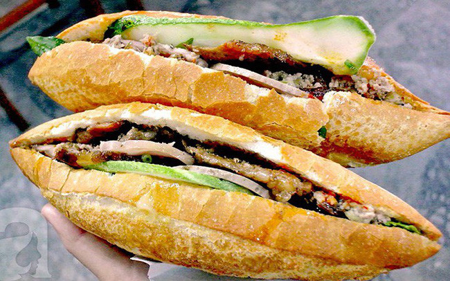 Bánh mì là thực phẩm tiện lợi mà bạn có thể mang theo khi đi du xuân. Có nhiều loại bánh để lựa chọn như bánh mì sandwich, bánh mì gậy, bánh mì kẹp…