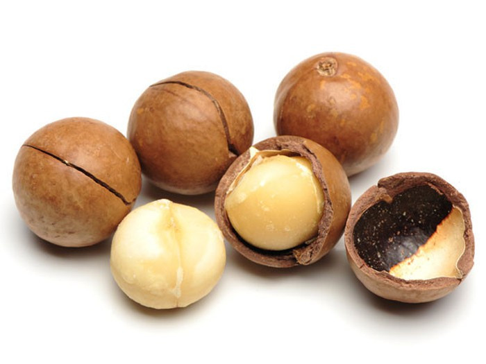 Hạt mắc ca chứa axit palmitoleic, một axit tăng tốc độ trao đổi chất của cơ thể, ngăn ngừa sự tích trữ chất béo dư thừa.