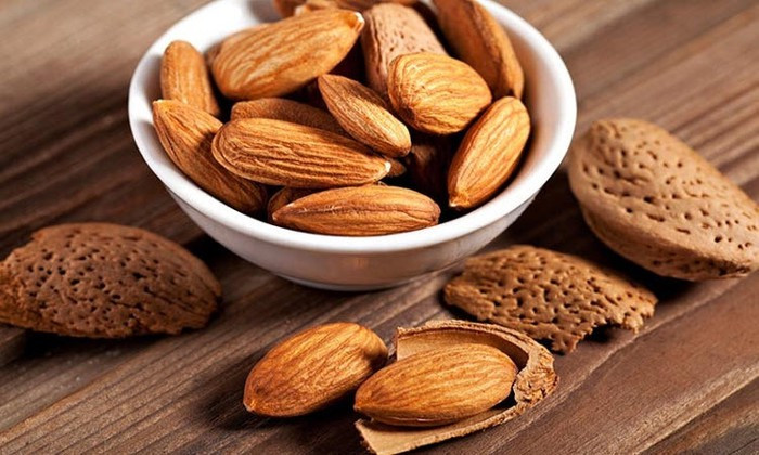Ăn khoảng 30g các loại hạt như hạnh nhân, hạt dẻ mỗi ngày có thể giúp bạn bớt béo bụng.