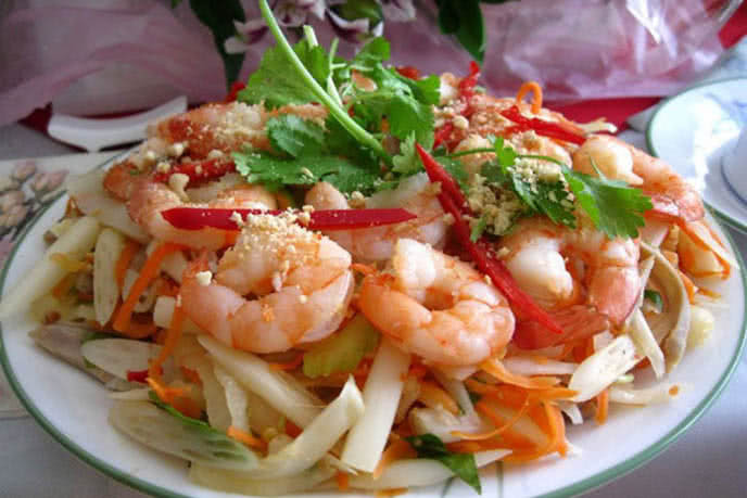 Gỏi bồn bồn: Món ăn tên gọi lạ lùng này nổi tiếng ở vùng đất Cái Nước ở Cà Mau. Người ta sử dụng bồn bồn để chế biến nhiều món ăn ngon, trong đó có gỏi bồn bồn nức tiếng, giúp kích thích vị giác, phù hợp làm món khai vị. Ảnh: Pasgo.