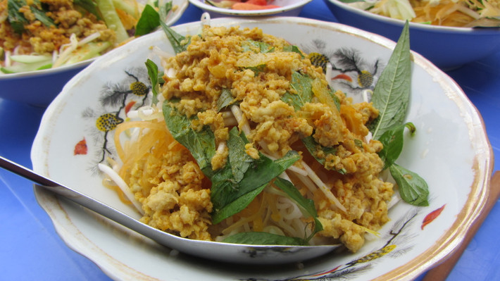 Thịt cá được nấu chung với các gia vị như sả, ớt, nghệ, ngũ vị hương, nước cốt dừa... tương tự món cà ri. Một tô bún kèn thường có bún tươi, thịt cá băm nhuyễn nấu nước sền sệt, giá sống, đu đủ bào sợi, rau thơm, nước mắm chua ngọt, thêm chút nước cốt dừa... Chỉ cần trộn đều các thành phần nguyên liệu, bạn đã có ngay món bún kèn đầy cuốn hút. Ảnh: 24h.