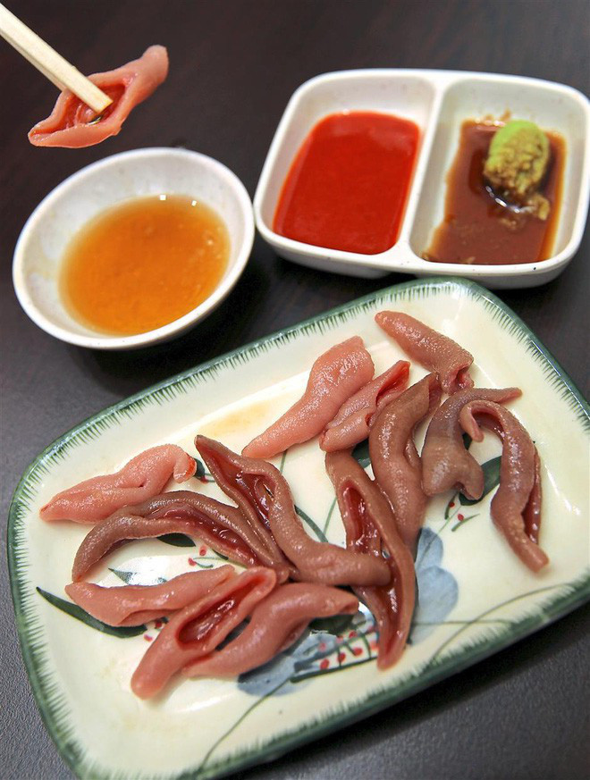 Món cá dương vật sống này thường được phục vụ kèm nước sốt đặc biệt được làm từ dầu vừng và muối. Tuy vẻ ngoài hơi nhạy cảm và có phần đáng sợ nhưng nếu thực khách nào biết thưởng thức và đã quen ăn thì đều cho rằng đây là một món ngon đáng thử.
