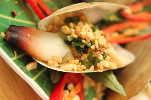 Chưa rõ tác dụng bổ thận tráng dương nhưng các chuyên gia dinh dưỡng đều công nhận món ăn này có vị thơm ngon, hấp dẫn khó cưỡng. Các món ngon từ tu hài phải kể đến gồm: tu hài nướng mỡ hành, nấu cháo, luộc, hấp chua cay… Ảnh: Giadinh.TV.