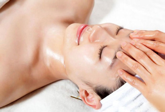 Mát xa da mặt: Bên cạnh sử dụng mỹ phẩm, mát xa da mặt nhẹ nhàng sẽ giúp tế bào trẻ hóa, thông thoáng da mặt và quan trọng nhất là làm cơ mặt săn chắc, tránh hình thành nếp nhăn.