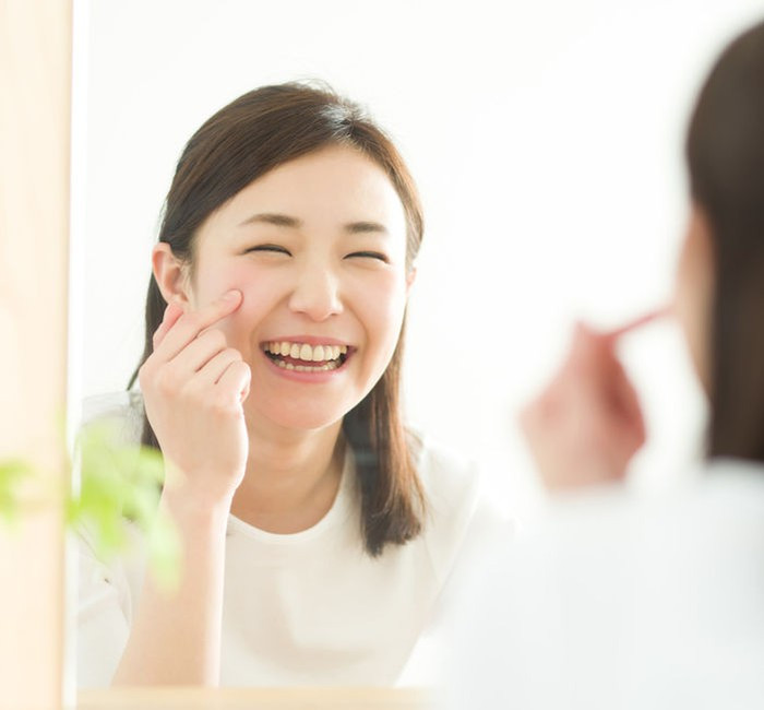 Thư giãn cơ mặt: Hạn chế nhăn trán, nhíu mày để tránh hình thành nếp nhăn sâu trên da. Giữ tâm trạng luôn vui vẻ là cách làm đẹp hiệu quả nhất. Ảnh: Internet.