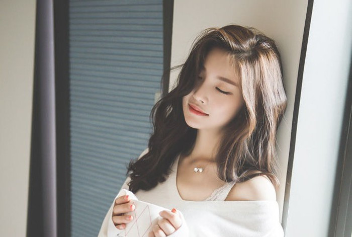 Uống một cốc nước ấm ngay sau khi thức dậy: Thói quen này giúp làm sạch cơ thể, kích thích dạ dày, giúp hấp thụ bữa sáng hiệu quả hơn. Nước ấm cũng rất tốt cho sự trao đổi chất nên uống nước ấm buổi sáng kèm với một lát chanh giúp đánh tan mỡ thừa dễ dàng hơn.