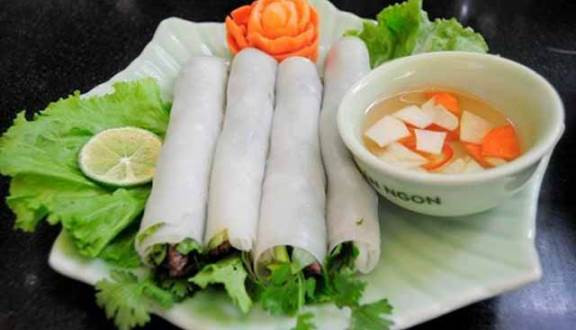 Hay như món phở cuốn nổi tiếng của Hà Nội. Món ăn cũng chẳng có gì là khó làm nhưng lại thu hút thực khách bởi sự lạ miệng, hương vị và phong cách đặc biệt của riêng nó. Ảnh: Foody.