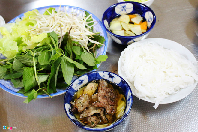 Bún chả: Đây là món ăn đặc trưng của người Hà Nội với hương vị thơm ngon đặc biệt. Bún chả có thịt, gồm có thịt ba chỉ (ba rọi), thịt băm, tất cả được tẩm ướp đúng điệu và nướng vàng trên than củi đỏ rực. Ảnh: Zing.