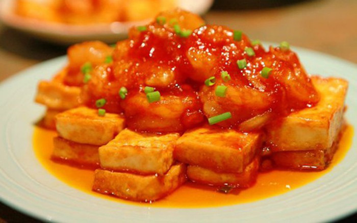 Đậu phụ nơi đây có hai loại sản phẩm truyền thống, đó là: đậu trắng và đậu nướng. Với đậu trắng thì giá rẻ hơn chút ít so với đậu nướng, tuy vậy, chất lượng đậu nướng có vẻ thơm ngon hơn. Ảnh: Internet.