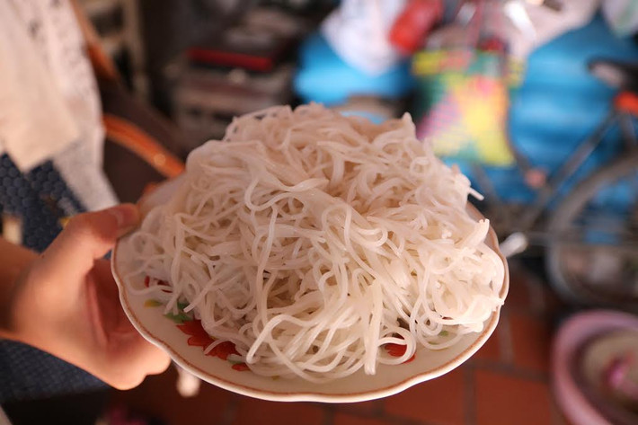 Bún Mạch Tràng: Không trắng như bún của nơi khác, nhưng bún Mạch Tràng vẫn được nhớ tới bởi hương vị thơm ngon, dai giòn, thanh mát. Đây không chỉ là món ăn dân dã của người dân Cổ Loa mà còn được người dân xứ khác rất mực yêu thích. Ảnh: Hanoimoi.