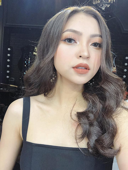 Nhật Lê cũng từng thử uốn xoăn tóc nhưng nhuộm tông màu trầm hơn.