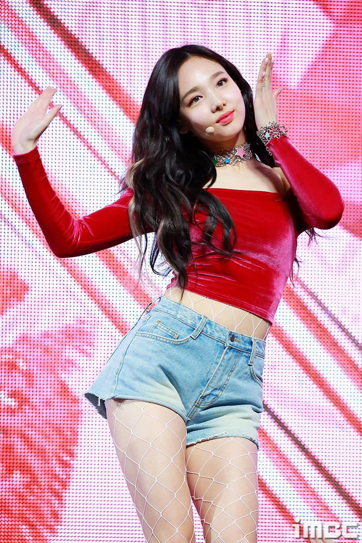 Im Na Yeon (TWICE): Đây là một trong những nữ thần tượng âm nhạc trẻ hơn nhiều so với tuổi thật nổi tiếng Kpop. Cô nàng sinh năm 1995 sở hữu gu thời trang đơn giản nhưng vẫn đẹp xuất sắc.