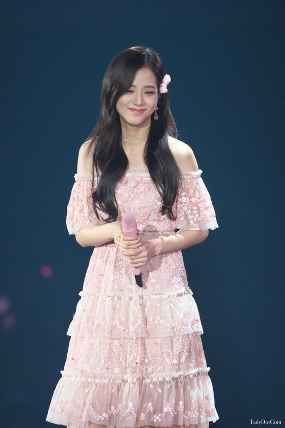 Kim Jisoo (BLACKPINK): Sở hữu gương mặt điện ảnh, ngây thơ nên Jisoo vẫn thường gắn mình với phong cách thời trang nhẹ nhàng, nữ tính, thanh lịch.