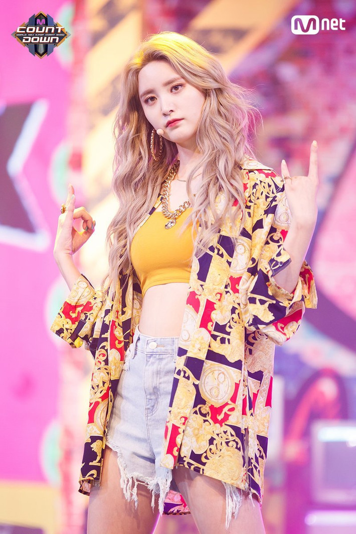 Lợi thế ngoại hình giúp cô nàng sinh năm 1995 dễ dàng theo đuổi phong cách sexy chung của nhóm.