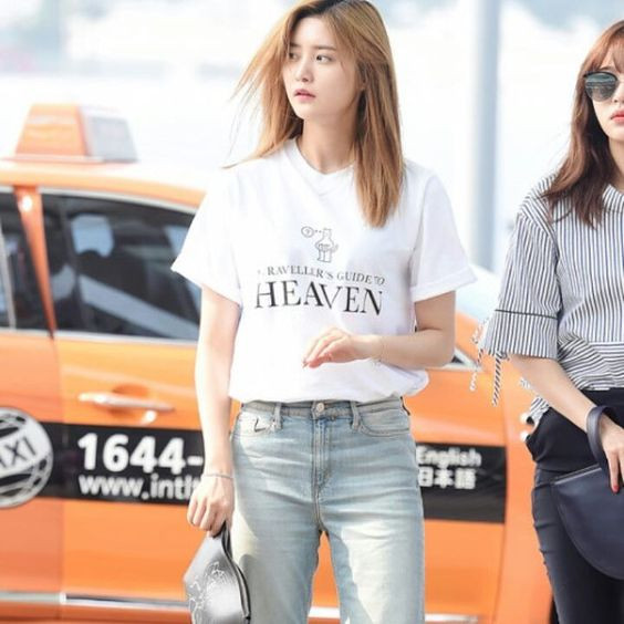 Tuy nhiên, thời trang ngoài đời của Jeonghwa có phần thanh lịch và trang nhã hơn với các gam màu pastel, cách phối đồ đơn giản và ít họa tiết.