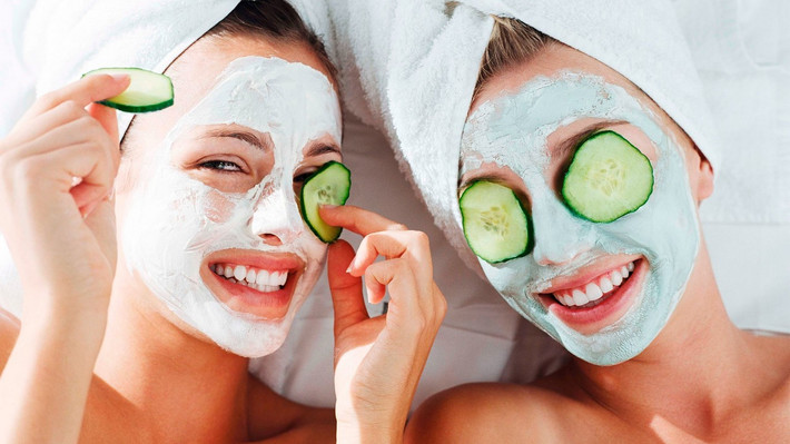 Đắp dưa leo ướp lạnh: Cách dưỡng da quanh mắt này giúp mắt giảm bọng mặt, giảm sưng và làm mờ quầng thâm. Chỉ cần đắp dưa chuột ướp lạnh từ 10 – 15 phút mỗi ngày để có làn da mịn màng.