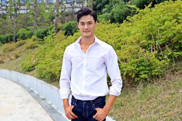 Nam vương Quốc tế cho biết mình yêu thích các môn thể thao mùa đông, đặc biệt là trượt tuyết và trượt ván tuyết.
