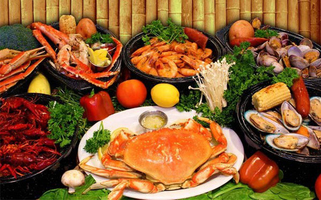 Hải sản (cua, ghẹ, sò, tôm, ngao, cá trích, cá ngừ): Thực phẩm này vừa giàu đạm lại nhiều chất béo khiến bệnh gút càng đau đớn và trầm trọng hơn.