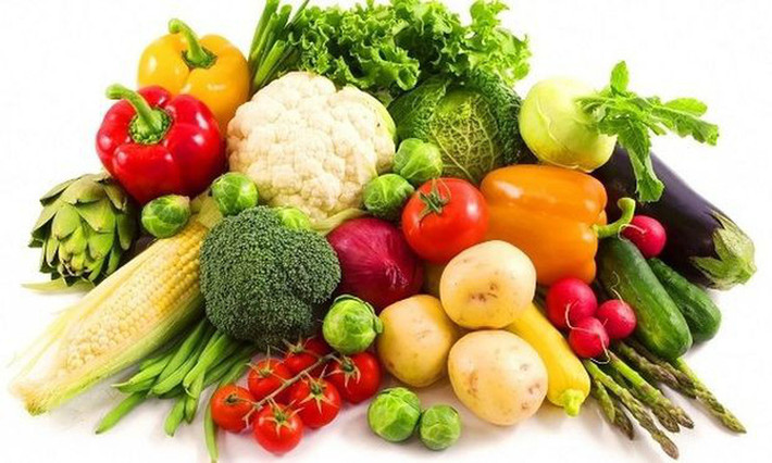 Ngày Tết có rất nhiều nguy cơ làm bệnh gout nặng hơn vì thế những người bị bệnh này nên chú ý ăn thêm nhiều các loại rau quả như: Rau cần, súp lơ, dưa chuột, cải xanh, cà pháo, cà tím, cải bắp, củ cải, khoai tây, bí đỏ, bí xanh, dưa hấu, đậu đỏ, lê, táo, nho, sữa bò sẽ rất tốt. Ảnh: Internet.