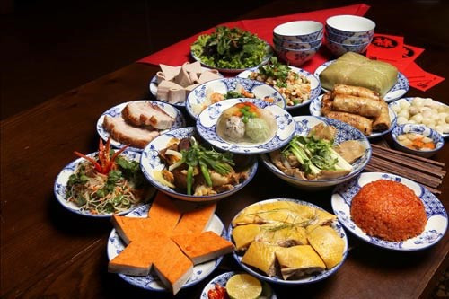 Bánh chưng, dưa hành, thịt đông: Nếu bánh chưng làm tăng sưng viêm thì thịt đông có chứa nhiều chất béo và dưa hành lại có hàm lượng muối cao. Đó là ba thực phẩm không tốt cho người bị gút, người bị suy thận có kèm tăng huyết áp cao hoặc bị phù.
