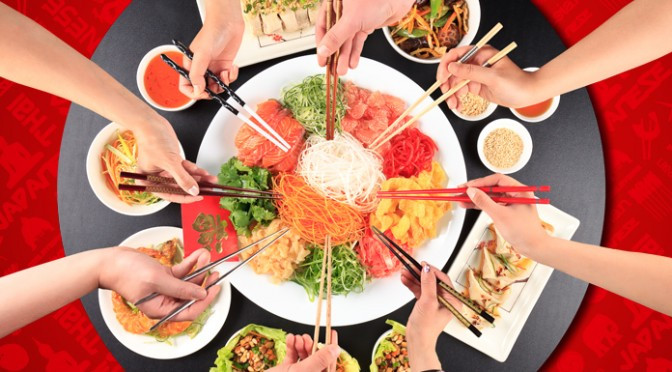 Người dân Malaysia thêm cá vào món Yu Sheng để cầu may mắn, thêm cà rốt để cầu cho phát đạt, thêm dưa leo cầu trẻ mãi không già, và thêm dầu lên trên các nguyên liệu với ngụ ý tăng may mắn, phát tài.