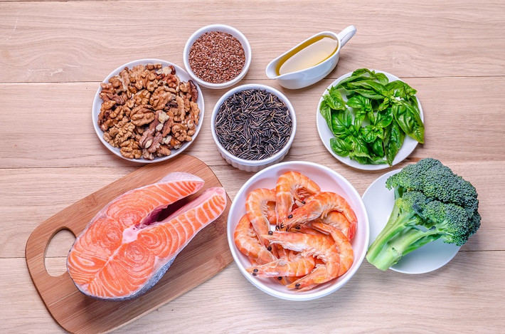Thực phẩm giàu omega-3: Chúng làm giảm các triệu chứng bệnh hen như khó thở, thở khò khè… Sử dụng những thực phẩm chứa nhiều a-xít béo omega-3 như cá hồi, cá ngừ, các loại hạt, hạt lanh...dần dần sẽ cải thiện được bệnh hen.
