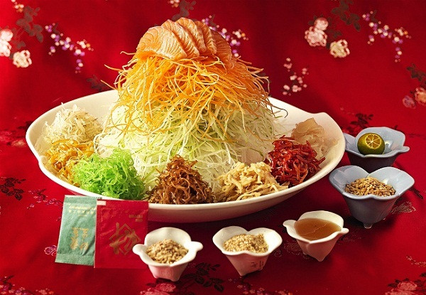 Gỏi thịnh vượng là một món ăn đặc trưng ngày đầu năm của Singapore gồm 7 nguyên liệu chính gồm cá hồi, các loại rau như đu đủ bào, khoai môn bào…, các loại nước sốt và gia vị kèm theo đều mang một ý nghĩa may mắn trong năm mới.