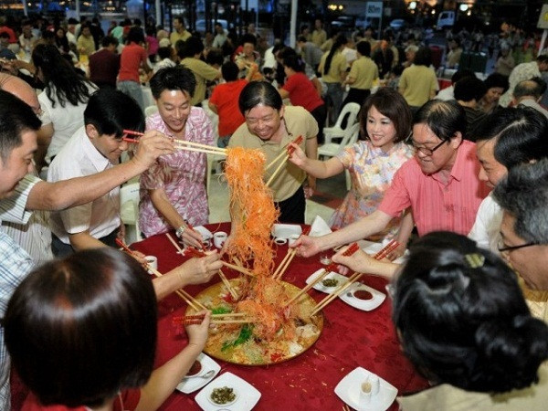 Khi ăn người ta xới tung các nguyên liệu của món này lên cao nhưng đừng để rớt ra ngoài với ý nghĩa càng tung lên cao thì càng may mắn, hạnh phúc cho một năm mới càng nhiều.