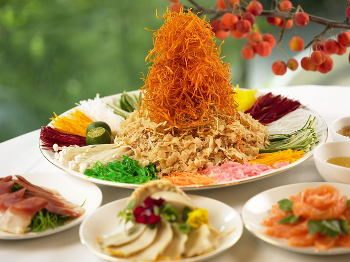 Món gỏi Yu Sheng được chế biến bởi 4 đầu bếp ở Singapore vào năm 1964. Yu Sheng hay Yúshēng – nghĩa là sự thăng hoa của phú quý và là biểu tượng cho “sự thịnh vượng và trường thọ”.