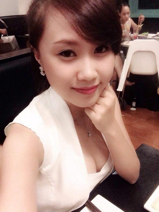 Chiếc áo trắng với phần cổ khoét sâu khoe vòng một đầy đặn của Thu Hà.