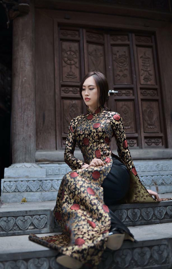 Thu Hà diện áo dài truyền thống vô cùng dịu dàng, nữ tính.