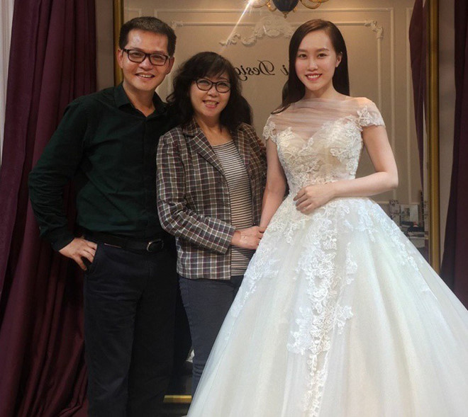 Huỳnh Thu Hà được nam nghệ sĩ nhận xét là ngoan hiền, hiện đang công tác trong lĩnh vực ngân hàng và đang học tiếp cao học. Nghệ sĩ 46 tuổi đưa vợ đi thử váy cưới. Ảnh: Zing.