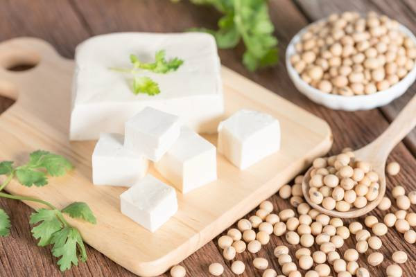 Đậu phụ không có serotonin trực tiếp nhưng nó chứa ba hợp chất là tryptophan, isoflavone và carbohydrate phức tạp có vai trò chính trong sản xuất hormone này. Đậu phụ là một nguồn protein thực vật tuyệt vời. Một chén đậu phụ mang lại khoảng 89% lượng tryptophan.