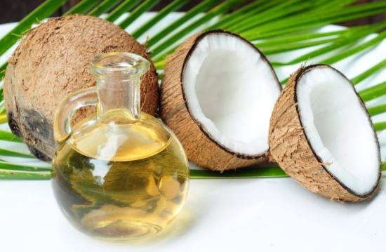 Dầu dừa: Axit béo omega-3 trong dầu dừa có khả năng kích thích việc sản xuất serotonin và cũng làm dịu các dây thần kinh của bạn. Ảnh: Boldsky, Internet.