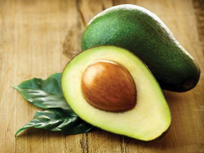 Quả bơ chứa các axit béo omega-3 có liên quan đến sức khỏe não và điều hòa tâm trạng. Trái cây này cũng giàu vitamin B3 thúc đẩy sản xuất serotonin, hormone "hạnh phúc" và giúp bạn cải thiện tâm trạng nhanh chóng.