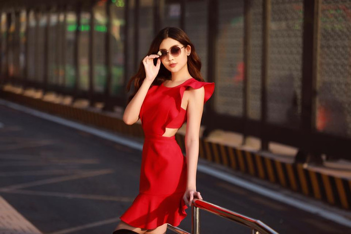 Chiếc váy đỏ với những đường cut-out ở eo giúp Ngân Anh nổi bật trên phố. Ảnh: FBNV, Internet.