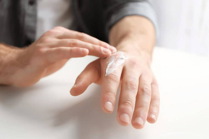 Kem dưỡng da chứa vaselin: Thay vì dùng kem dưỡng da chứa vaselin khiến da nhờn, chúng ta có thể thử dùng glycerin (như Eos Hand Lotion), kem siêu dưỡng ẩm nhưng không gây nhờn.